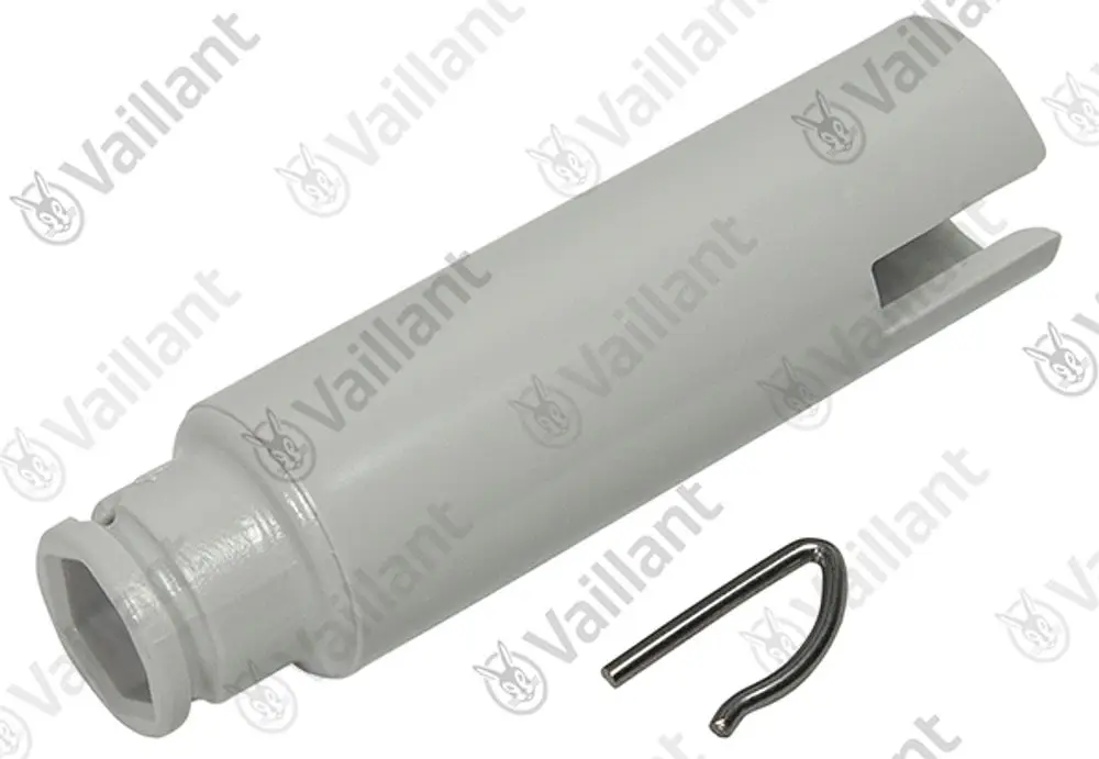 Grauer Vaillant Adapter mit einer Öffnung an einem Ende und einer seitlichen Aussparung. Daneben liegt ein gebogener Metallclip.